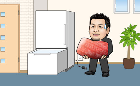 冷蔵庫からお肉を取り出す富澤さん